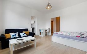 Apartment 20 Minutes From City Center W Netflix, Coffee Or Tea & Parking